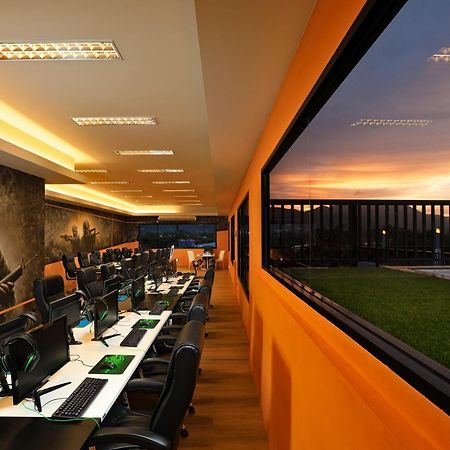 Gamers Paradise Hotel 찰롱 외부 사진